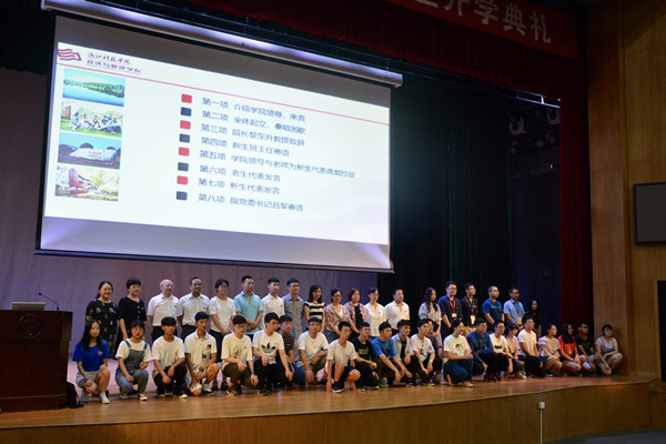 公司领导及老师为新生代表佩戴校徽合影_副本.jpg 公司领导及老师为新生代表佩戴校徽合影_副本.jpg