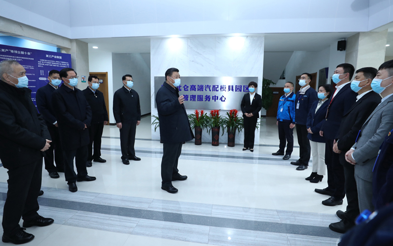3月29日至4月1日,中共中央总书记、国家主席、中央军委主席习近平在浙江考察。这是3月29日,习近平在宁波北仑大碶高端汽配模具园区管理服务中心,同园区管理人员、中小企业负责人代表、外地返浙员工代表等亲切交流。